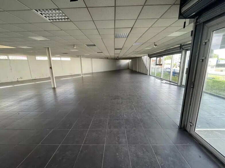 Retail in Eysines to rent - Interior Photo - Image 2 of 9