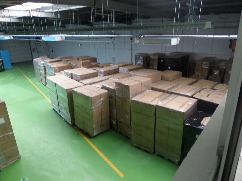 261 Rue De Rosny, Montreuil to rent - Primary Photo - Image 1 of 7