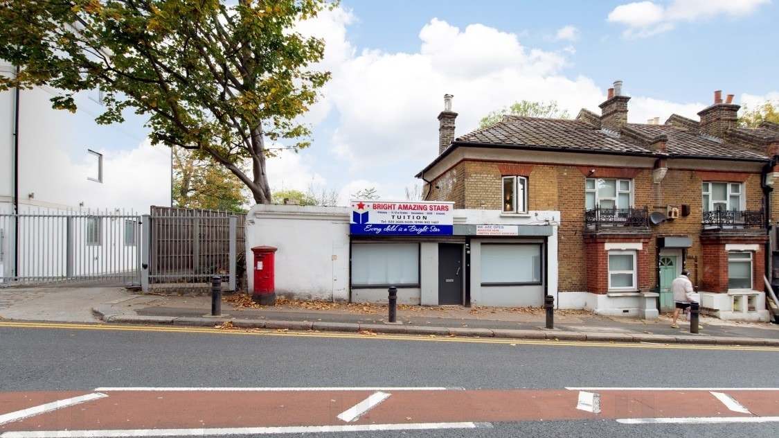 57 Hillreach, London for sale Primary Photo- Image 1 of 1