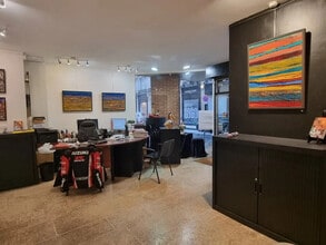 Retail in Paris to rent Interior Photo- Image 1 of 10