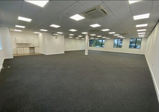 251-252 Capability Green, Luton to rent Interior Photo- Image 1 of 2