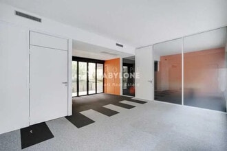 21-23 Rue Saint-Pierre, Neuilly-sur-Seine to rent Interior Photo- Image 2 of 6