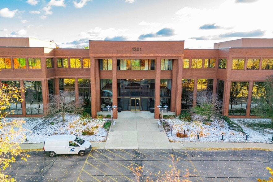 1301 W Long Lake Rd, Troy, MI to rent - Building Photo - Image 1 of 28