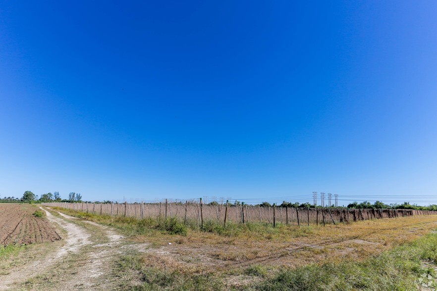 Quail Roost Dr, Miami, FL for sale - Primary Photo - Image 1 of 1