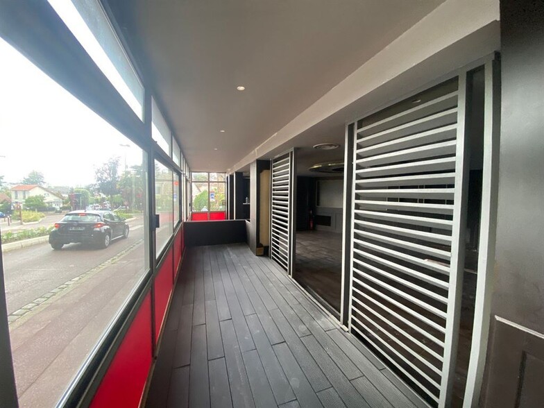 Retail in Sceaux to rent - Lobby - Image 3 of 9