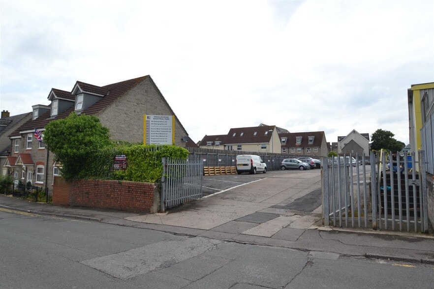 Douglas Rd, Kingswood to rent - Building Photo - Image 3 of 5