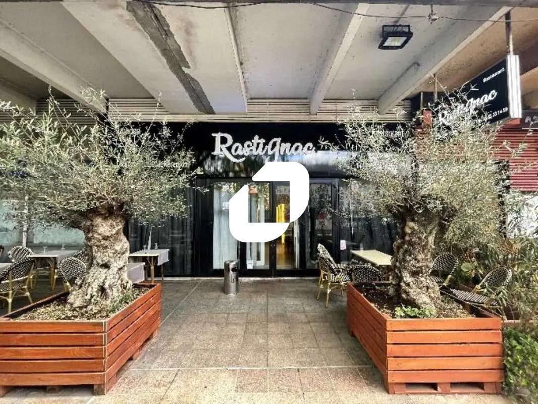 Retail in Courbevoie for sale Building Photo- Image 1 of 2