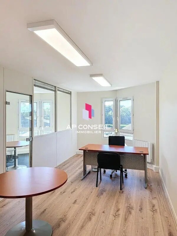 Office in Rambouillet to rent Interior Photo- Image 1 of 8