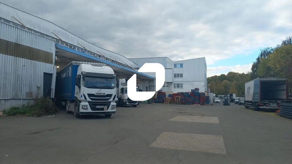 Industrial in Bobigny to rent - Building Photo - Image 1 of 21