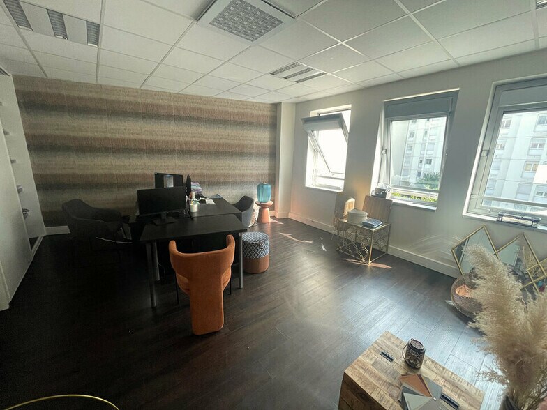 Office in Villeurbanne to rent - Interior Photo - Image 1 of 4