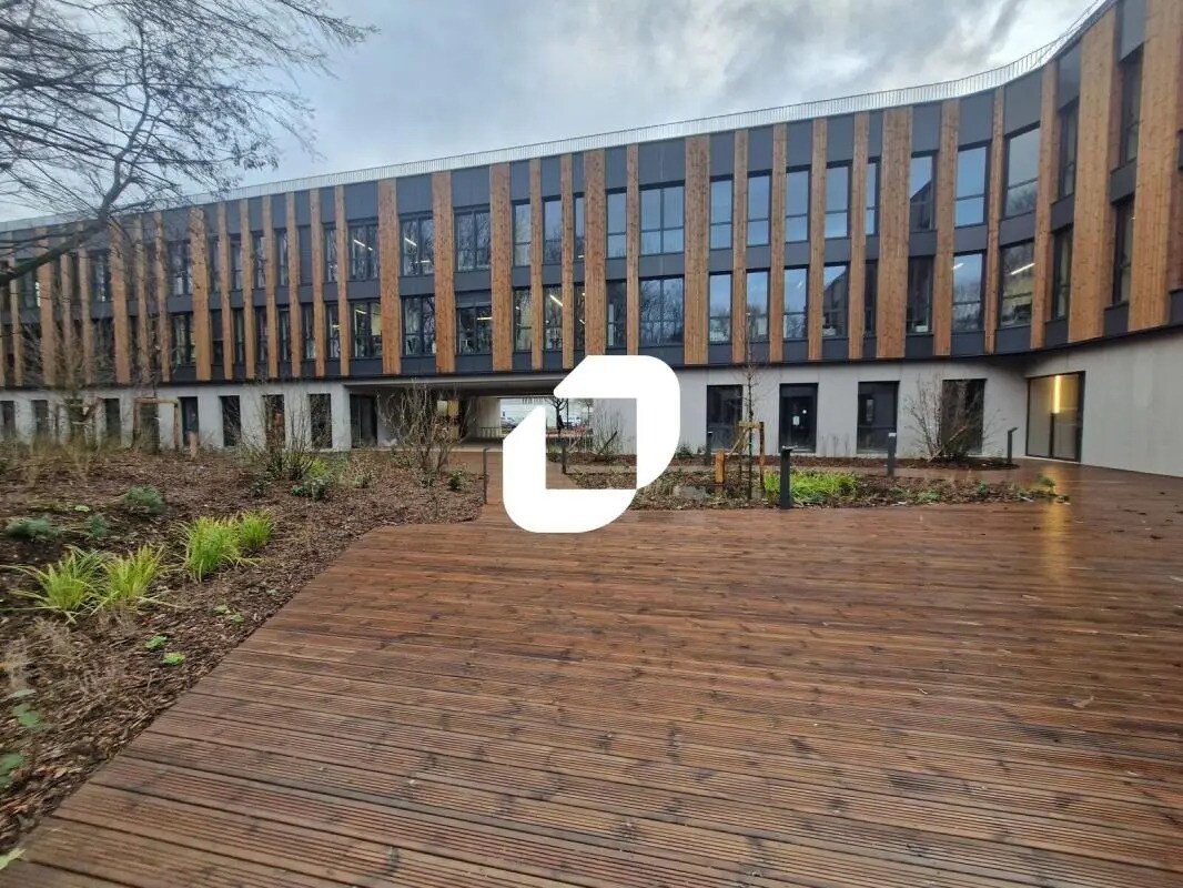 Office in Champs-sur-Marne to rent Building Photo- Image 1 of 12