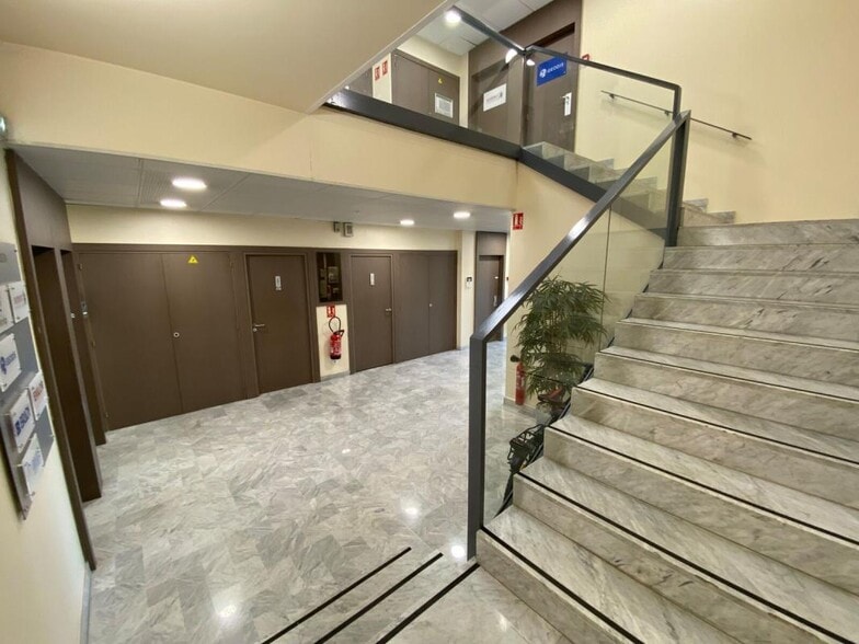 Office in Bron to rent - Lobby - Image 2 of 6