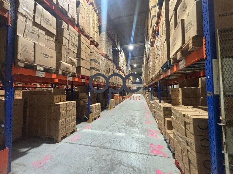 Industrial in Gonesse to rent - Interior Photo - Image 2 of 8