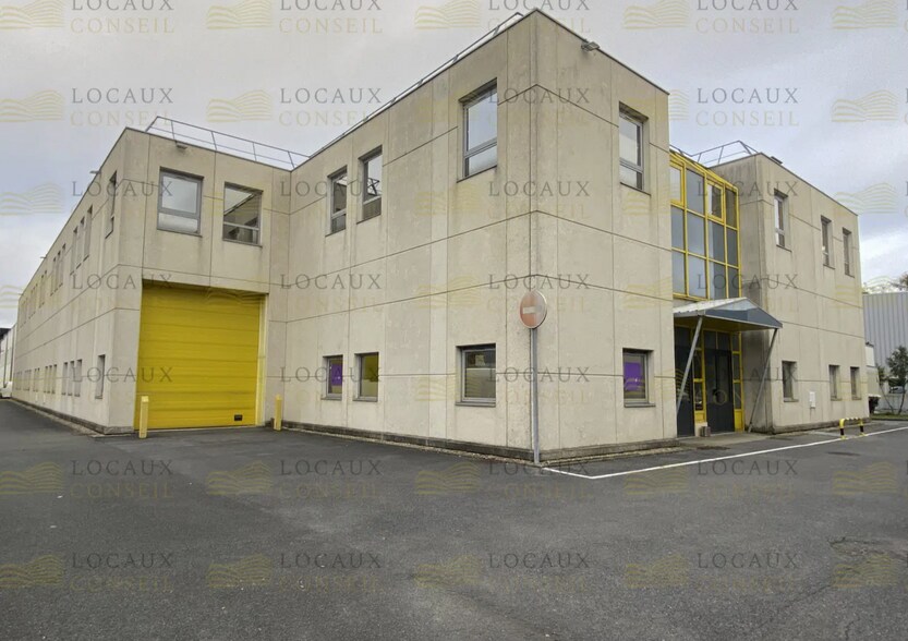 Light Industrial in Villeneuve-la-Garenne to rent - Building Photo - Image 2 of 3