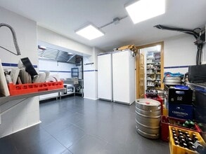 Retail in Madrid, Madrid to rent Interior Photo- Image 1 of 12