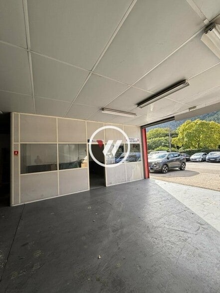 Light Industrial in Gémenos to rent - Interior Photo - Image 3 of 7