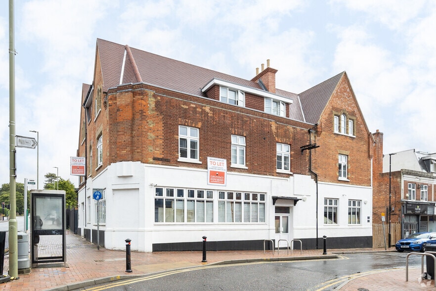 121 London Rd, Camberley to rent - Building Photo - Image 2 of 4