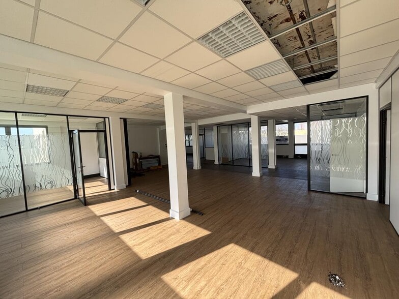 Office in Colombes to rent - Interior Photo - Image 1 of 4
