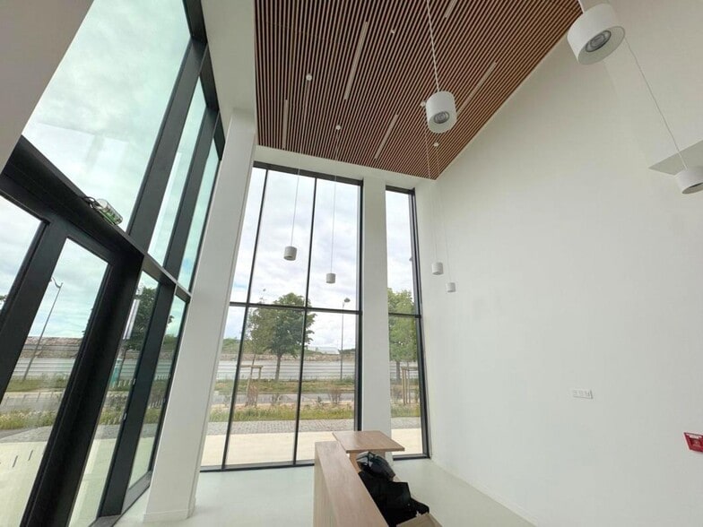Office in Versailles to rent - Interior Photo - Image 2 of 15