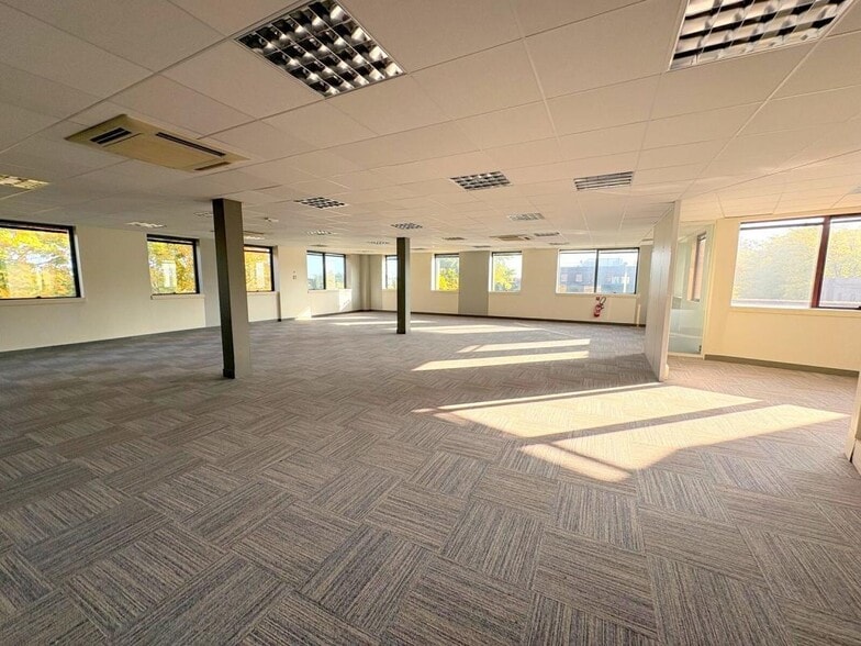 Office in Saint-Germain-en-Laye for sale - Building Photo - Image 3 of 29