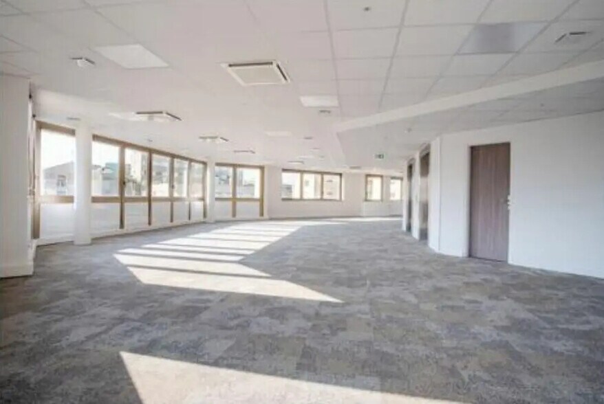 Office in Levallois-Perret to rent - Building Photo - Image 3 of 8