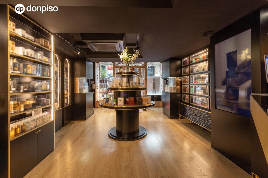 Retail in Granada for sale - Building Photo - Image 3 of 17
