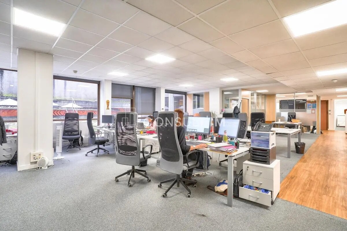 Office in Saint-Cloud to rent Building Photo- Image 1 of 10