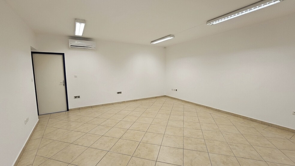 Retail in Toulon for sale - Interior Photo - Image 2 of 4