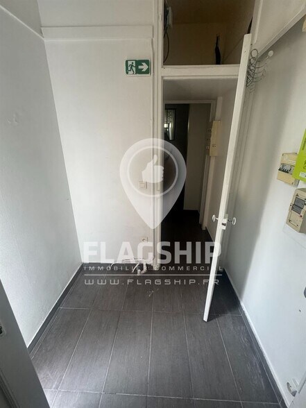 Retail in Malakoff to rent - Building Photo - Image 1 of 9