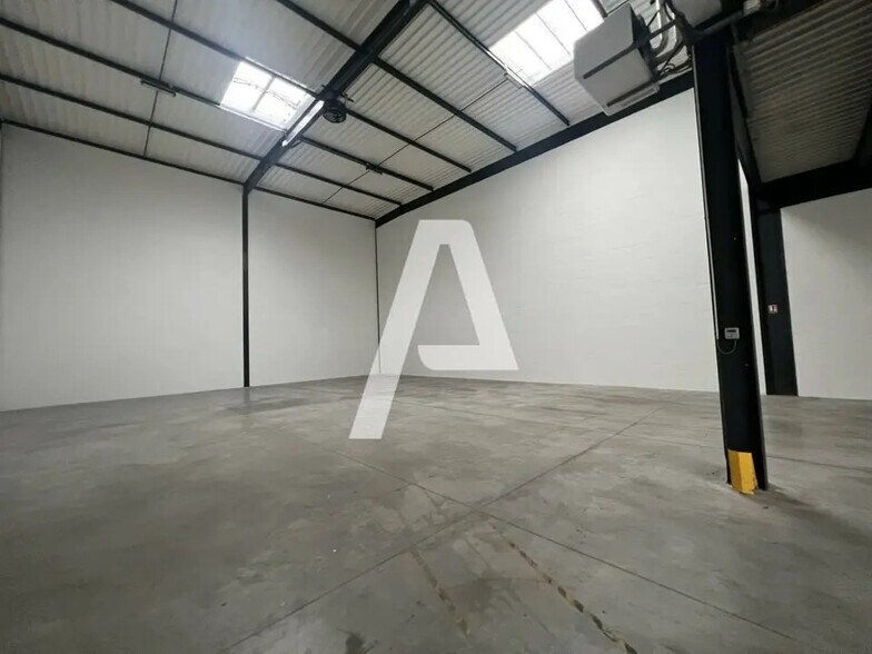 Light Industrial in Lieusaint to rent - Interior Photo - Image 1 of 5