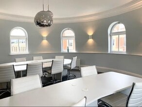 1-7A The Square, Richmond to rent Interior Photo- Image 2 of 3