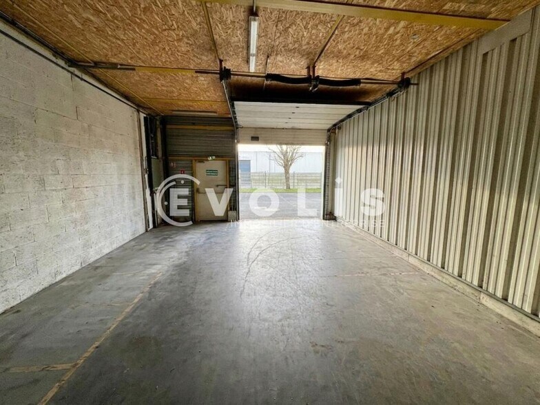Light Industrial in Savigny Le Temple to rent - Building Photo - Image 3 of 7
