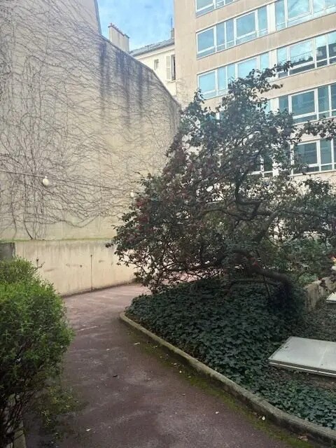 Office in Neuilly-sur-Seine to rent Building Photo- Image 1 of 4