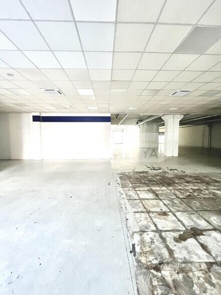 Light Industrial in Marseille to rent - Interior Photo - Image 1 of 7