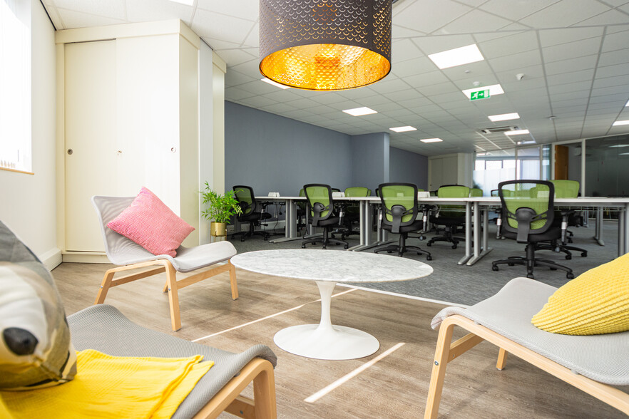 Tudor Sq, West Bridgford to rent - Building Photo - Image 3 of 12