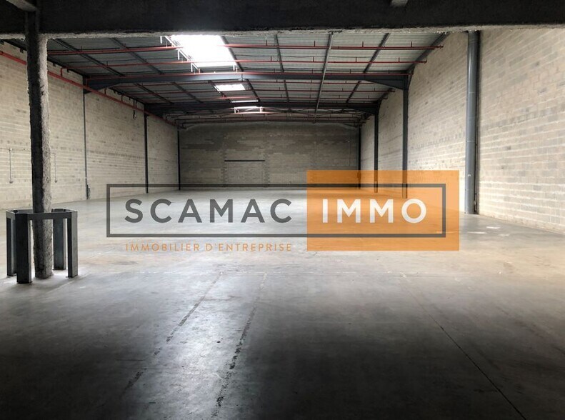 Industrial in Stains to rent - Building Photo - Image 3 of 5