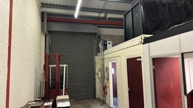 Hawkes Dr, Warwick to rent Interior Photo- Image 1 of 3