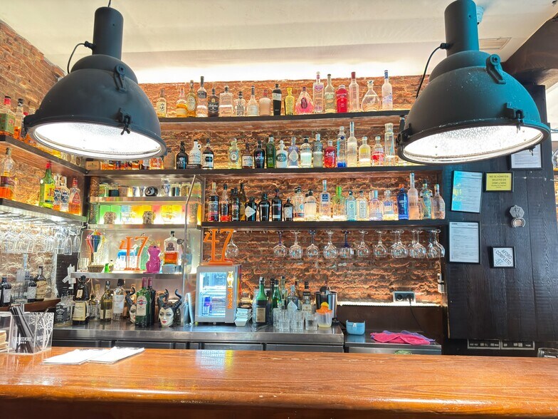 Retail in Madrid, Madrid to rent - Building Photo - Image 2 of 5