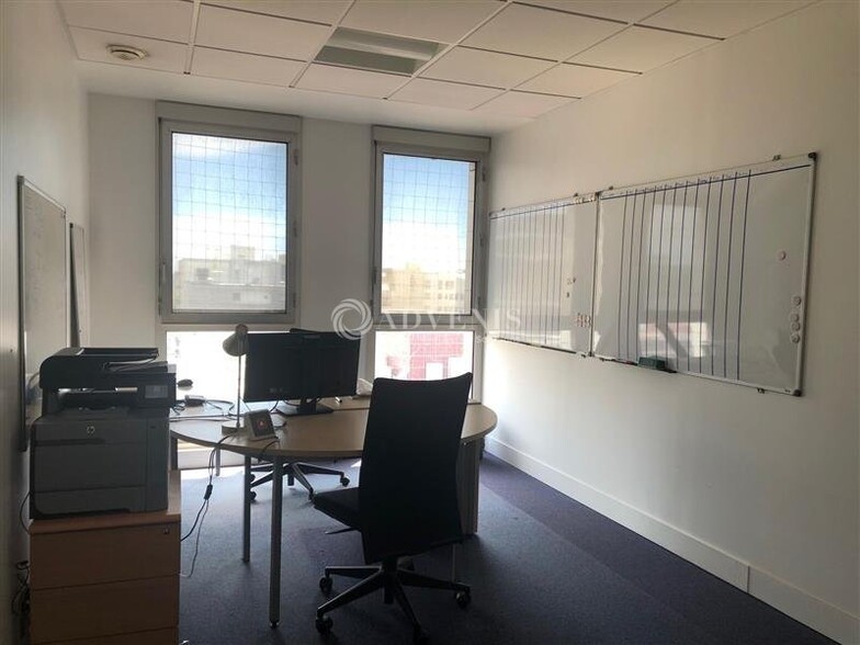 1 Place Charles De Gaulle, Montigny-le-Bretonneux to rent - Interior Photo - Image 2 of 6