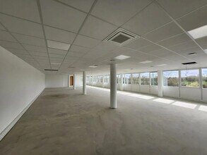 6 Avenue Du Marais, Argenteuil to rent Interior Photo- Image 2 of 5