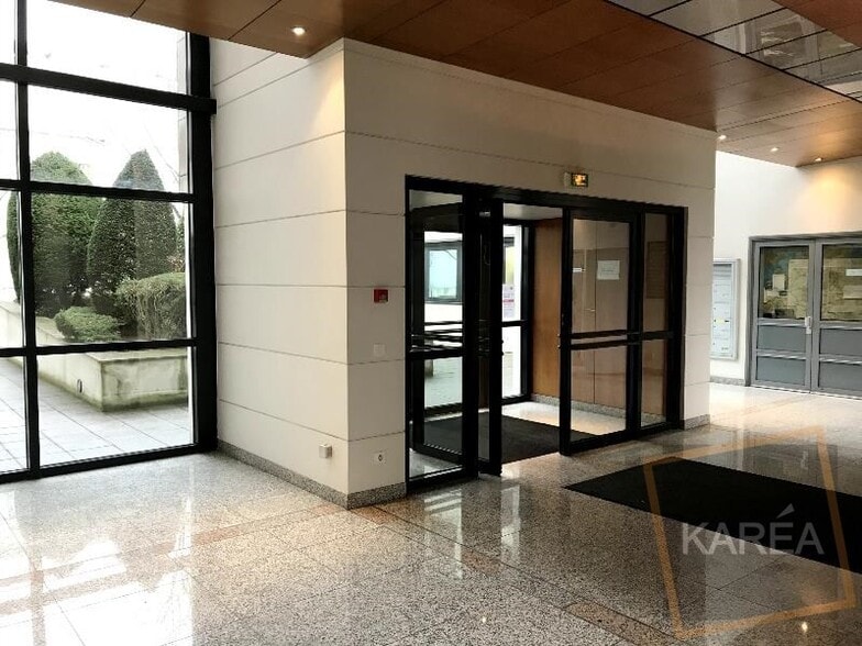Office in Lognes to rent - Lobby - Image 2 of 5
