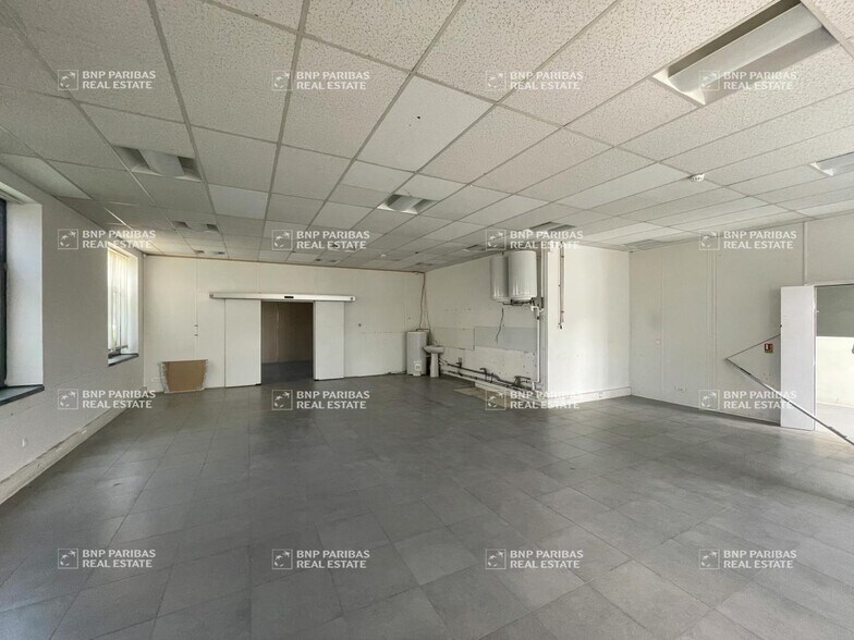 Light Industrial in Montigny-le-Bretonneux for sale - Interior Photo - Image 3 of 8