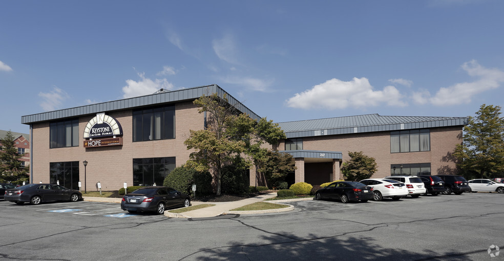 215-230 Granite Run Dr, Lancaster, PA for rent - Building Photo - Image 2 of 2