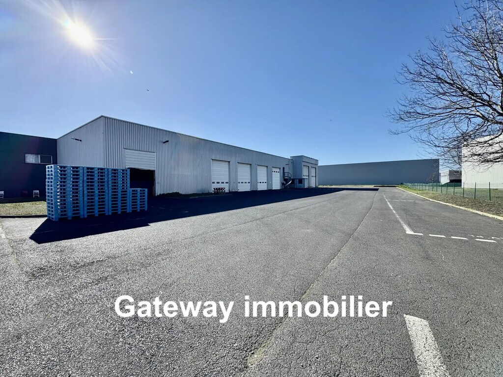 Location Entrepôt 1 350 m² - Photo 1