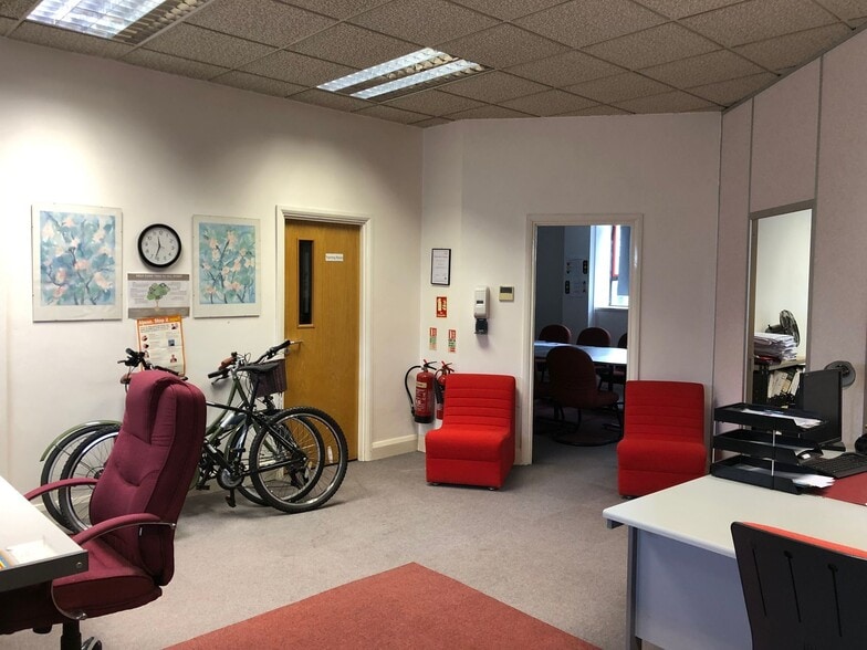 Worsley Bridge Rd, London to rent - Interior Photo - Image 2 of 9