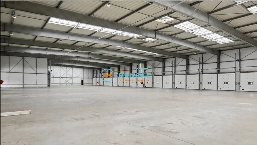 Light Industrial in Lieusaint to rent - Building Photo - Image 3 of 9