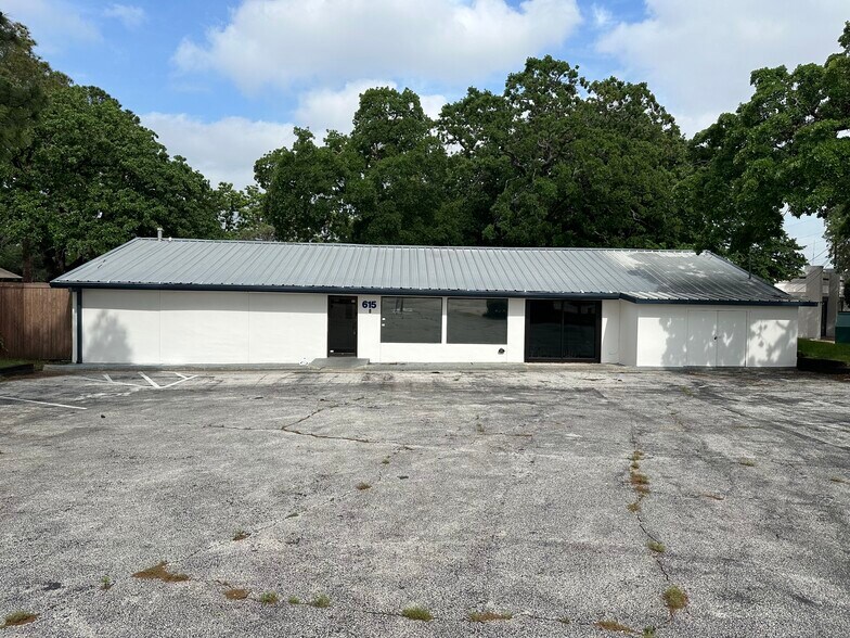 615 Dallas Dr, Denton, TX for sale - Building Photo - Image 1 of 1