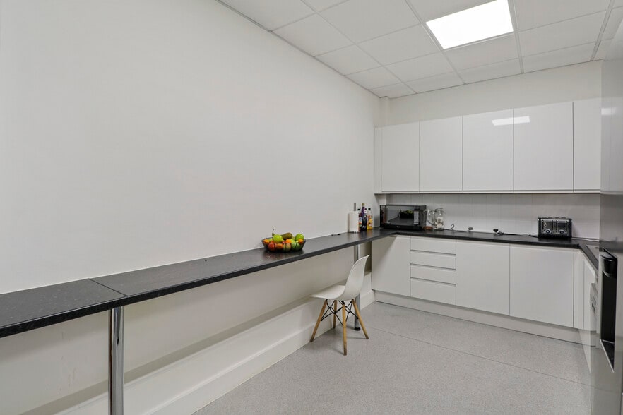 23 Kingsway, London to rent - Interior Photo - Image 2 of 12