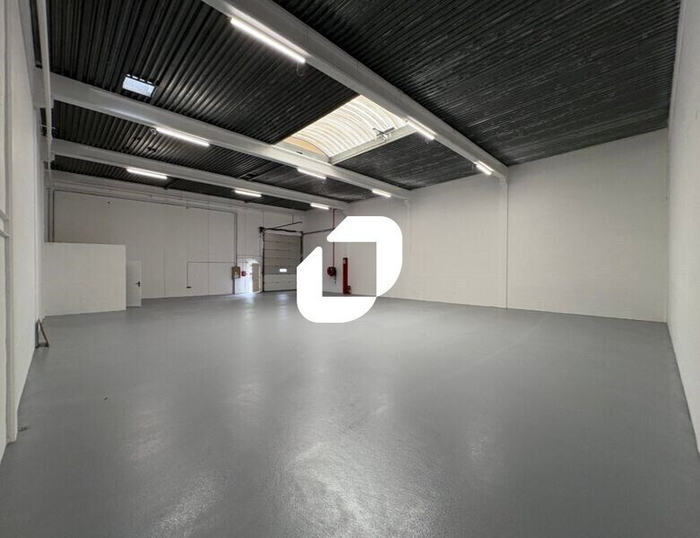 Light Industrial in Éragny to rent Interior Photo- Image 1 of 23