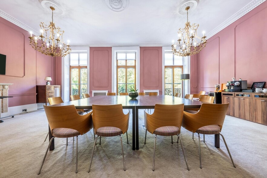 48-49 Russell Sq, London to rent - Building Photo - Image 3 of 24